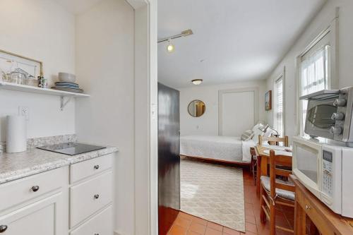 köök, Downtown, ground floor studio near the ocean w/patio, outdoor dining area & more in Wiscasset