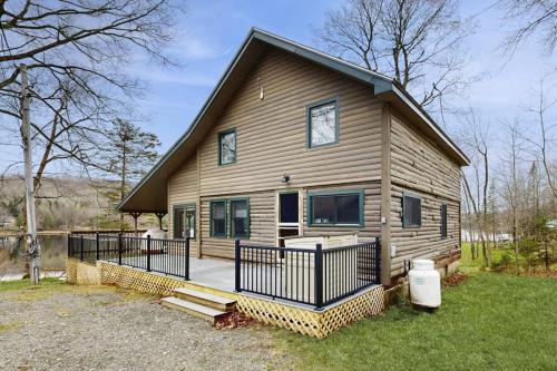 Wonderful Lakefront Gem W/ Free WiFi, Dock, Private Beach, Kayaks, Canoe & More