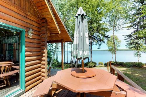 Tuvākā izklaides vieta, Dog-Friendly Lakefront Log Cabin with Peaceful Atmosphere, Dock & Boat Launch in Džekmena (ME)