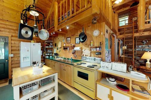 virtuve, Dog-Friendly Lakefront Log Cabin with Peaceful Atmosphere, Dock & Boat Launch in Džekmena (ME)