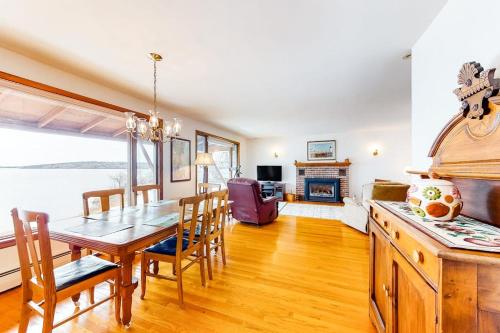 Iekārtas, Waterfront home with beautiful bay views - near shops & dining in Rockland (ME)
