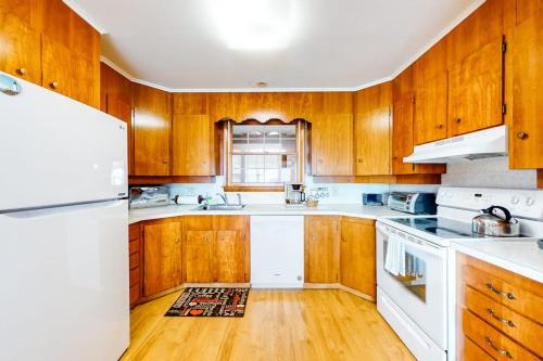 virtuve, Waterfront home with beautiful bay views - near shops & dining in Rockland (ME)