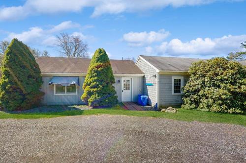 Charming, single-level getaway with a full kitchen, fast WiFi, & grassy yard, Boothbay