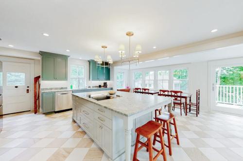 köök, Beautiful home with Ping-Pong, fast WiFi & W/D - walk to dining in Wiscasset