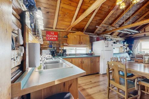 virtuve, Dog-Friendly Lakefront Cabin with Private Dock, Epic Views of Lake & Mt Kineo in Džekmena (ME)