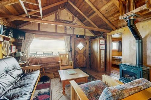 Dog-Friendly Lakefront Cabin with Private Dock, Epic Views of Lake & Mt Kineo in Džekmena (ME)