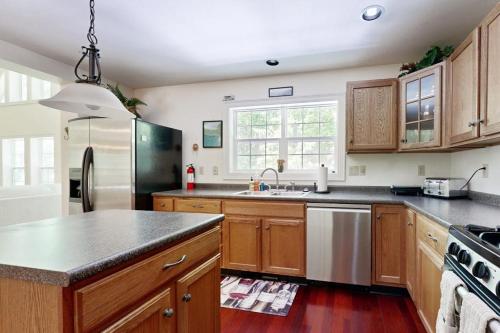 köök, Peaceful home with forest views & great yard - minutes to town in Wiscasset