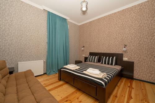 2 twin beds, 1 sofa bed