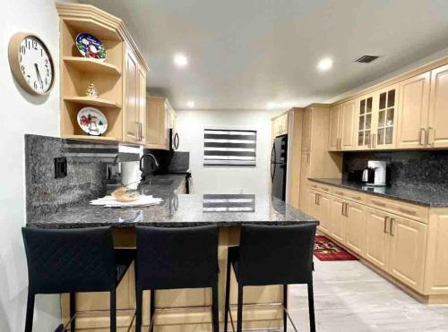 Kitchen, Renovated Grand Villa Paradise Amazing pool, BBQ & Ping Pong in Westwood Lakes