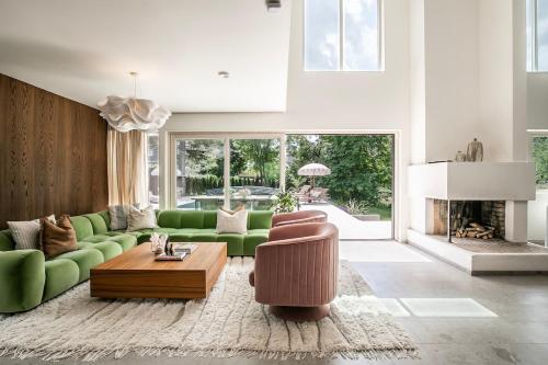 Design Villa with Pool, 10 Min to Sthlm City in 리딘고
