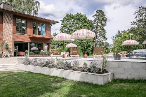 Design Villa with Pool, 10 Min to Sthlm City in 리딘고