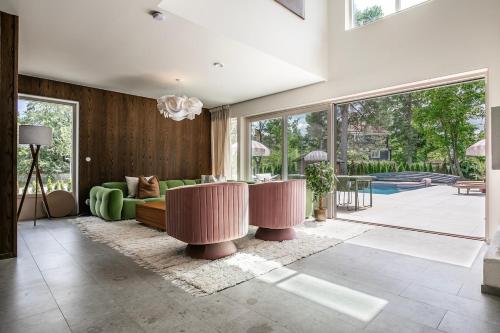 Design Villa with Pool, 10 Min to Sthlm City in 리딘고