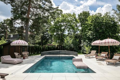 Design Villa with Pool, 10 Min to Sthlm City in 리딘고