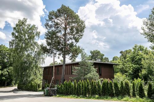 Design Villa with Pool, 10 Min to Sthlm City in 리딘고