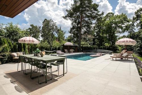 Design Villa with Pool, 10 Min to Sthlm City in 리딘고
