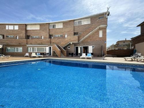 Apartamento con Piscina a 2 Minutos de la Playa en el Corazón de Riells - HISP-7-26
