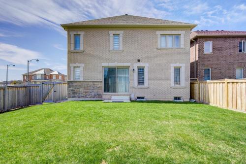 Bright New 5BR 3BA Sweet Home in Newmarket (ON)