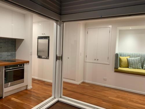 Entrance, Tiny house in the Treetops in Karori