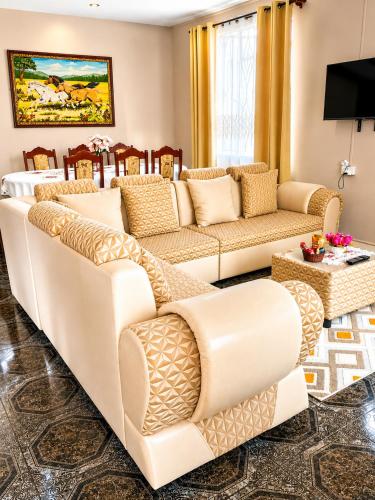 Yuti Homestay - Stunning 3BR Apartment with Pool - Sleeps 6 - Prime Location in Quatre Bornes