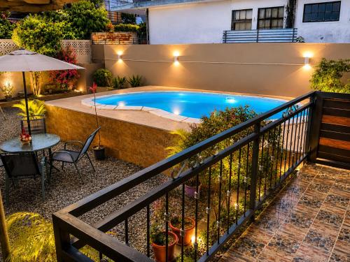 Yuti Homestay - Stunning 3BR Apartment with Pool - Sleeps 6 - Prime Location in Quatre Bornes