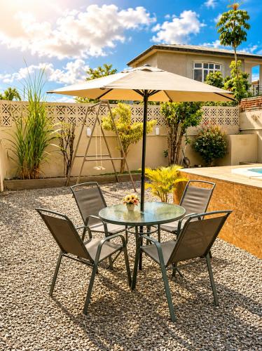 Yuti Homestay - Stunning 3BR Apartment with Pool - Sleeps 6 - Prime Location in Quatre Bornes