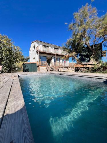 Beach villa and pool 8 people