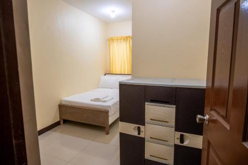 RedDoorz at Perpetual Tanguile Travellers Inn in Las Pinas