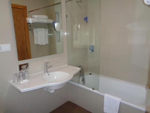 Hotel Villa de Betanzos Room Type - Triple Room Hotel Villa de Betanzos Room Type - Triple Room
