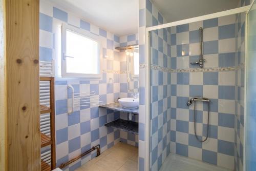 Vannas istaba, Maison charmante à Saint-Géry avec piscine partagée (Maison charmante a Saint-Gery avec piscine partagee) in Saint-Gery