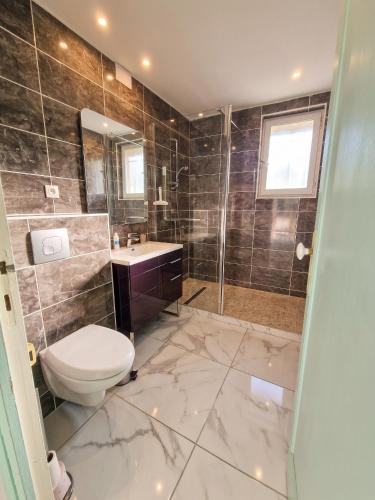 Vannas istaba, Villa spacieuse avec piscine privée à Ranton - 330 m² (Villa spacieuse avec piscine privee a Ranton - 330 m²) in Ranton