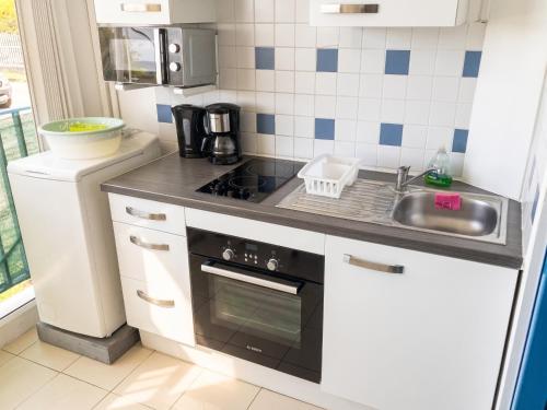 virtuve, Studio accueillant au Diamant 26 m² avec balcon in Le Diamant