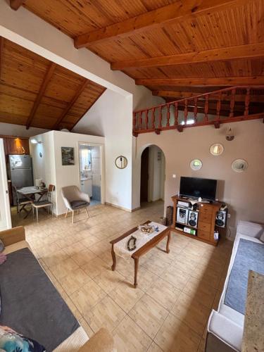 Seadmed, Emis House Krioneri in Mesologgi
