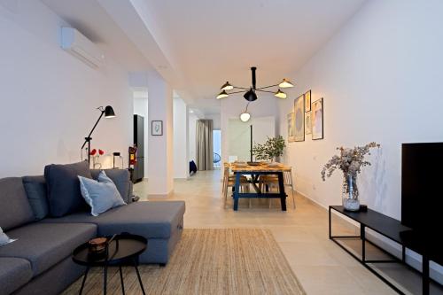 Modern apartment with patio and two bathrooms - image 3