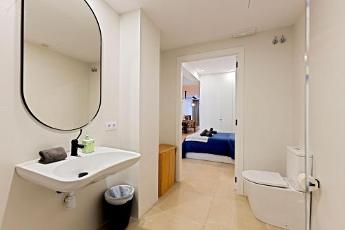 Modern apartment with patio and two bathrooms - image 2