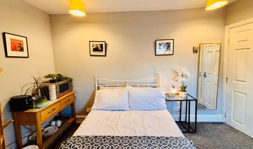 Stylish Velux Ensuite Room, Self Check-in, Fast WiFi and Free Parking