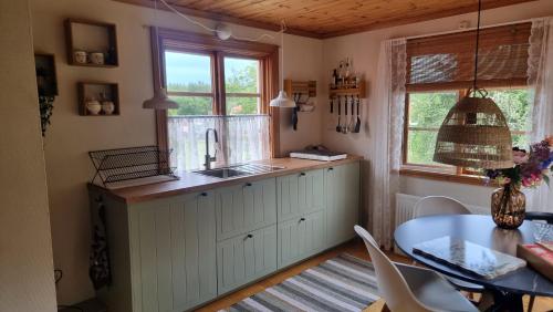 кухня, Solbacka Cosy Apartment in Hummelstad Gård