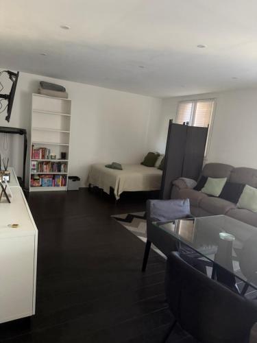 Rental in a private residence with balcony and free parking, close to all types of transport and six minutes from the city center