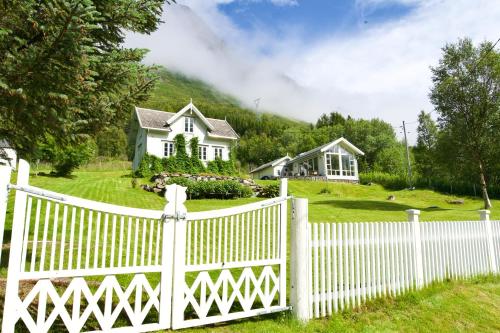 . Kjosen Lodge, Lyngen.