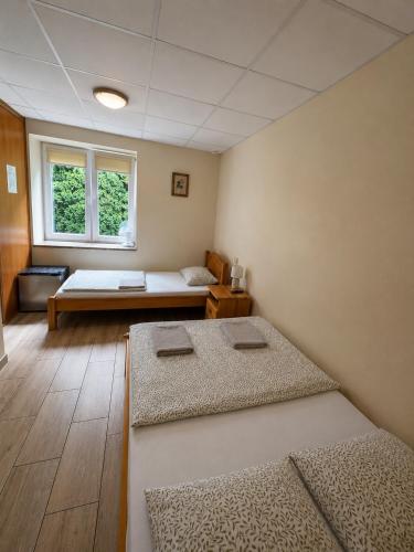 1 twin bed, 1 bunk bed