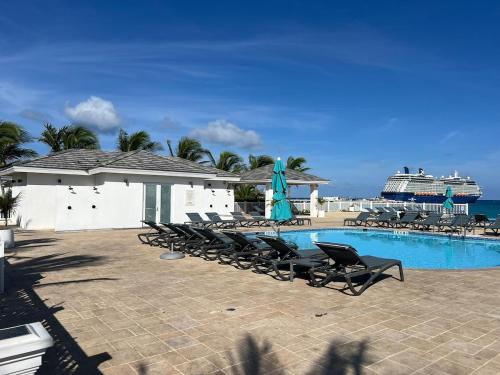 Bimini Bay Resort & Marina Parrot-dice! in Alice Town
