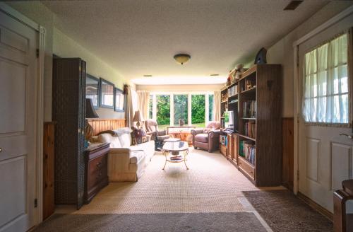 . Majestic Maples - Quiet oasis with 2 king beds