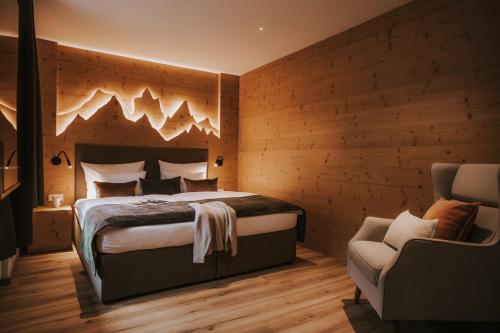1 king bed, 1 bunk bed