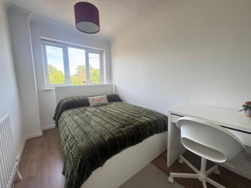 The Chessington Retreat - 2 Bed Home
