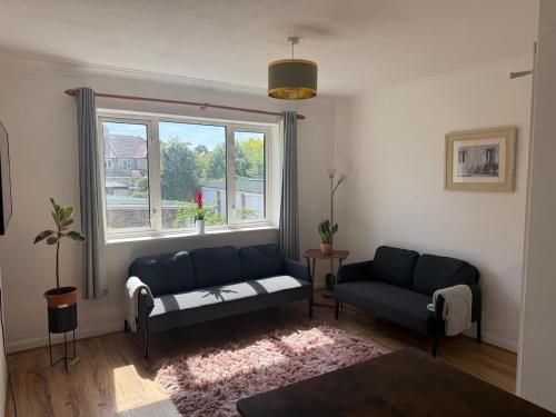 The Chessington Retreat - 2 Bed Home