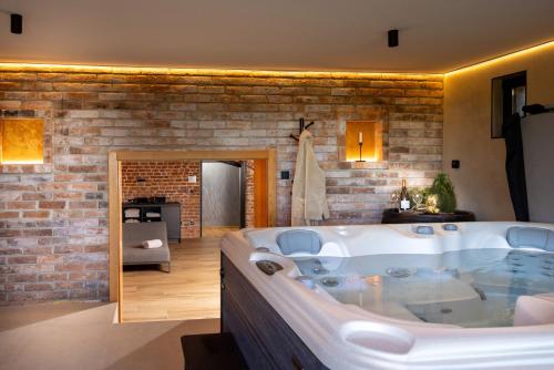 Karstais baseins, Holiday Residence Banfi in Robadje