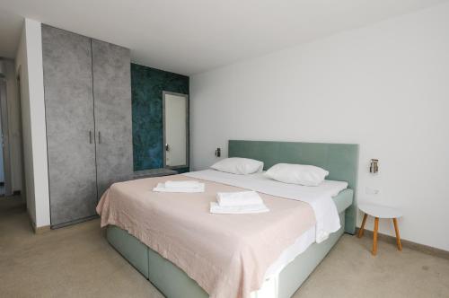 1 queen bed