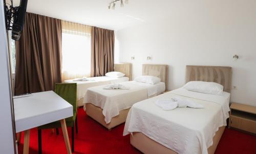 3 twin beds