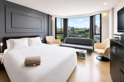 Luxury Bed & Remote-Work-Ready - Comfortable Executive Suite - Downtown