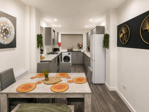 Modern 4-Bed House, Free Parking & WiFi in Swinton, Manchester (photo 10)