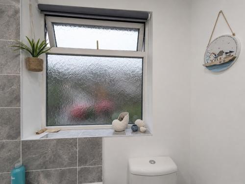 Modern 4-Bed House, Free Parking & WiFi in Swinton, Manchester (photo 8)
